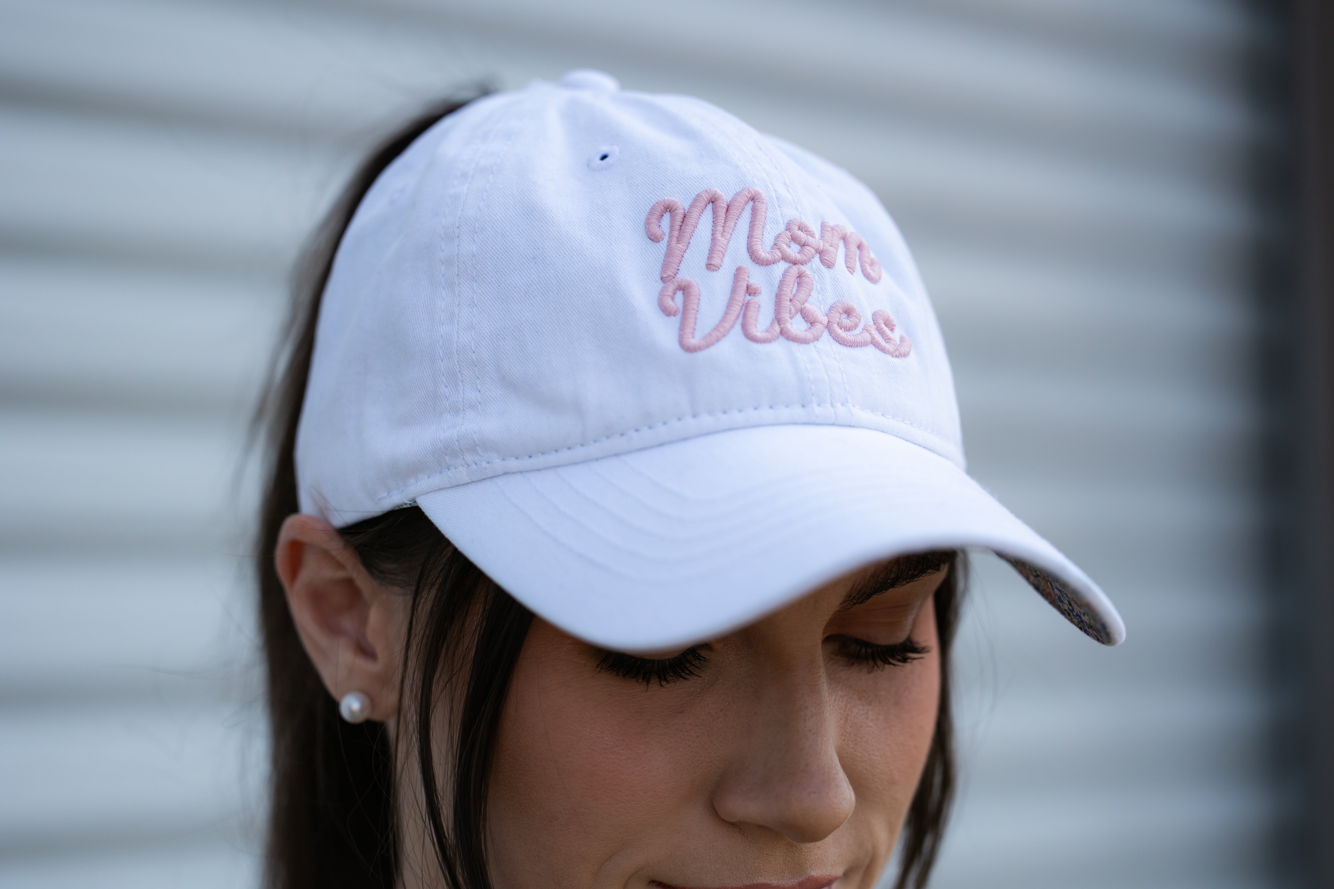 MomVibes 3-D Puff White Floral Pony Tail Mama Hat